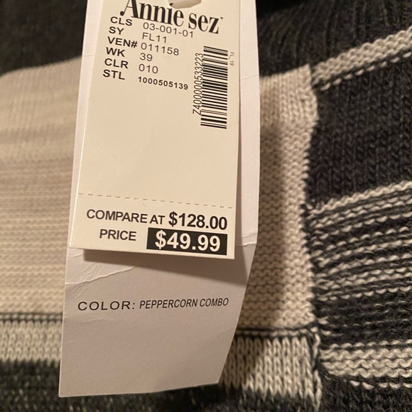 NWT, Large Women’s Turtle Neck Grey and White, short sleeve sweater. - Picture 2 of 5